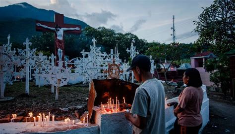 Larantuka bullseyes Jakarta - Selama ini, Larantuka yang berada di Kabupaten Flores Timur (Flotim), NTT, dikenal dengan wisata religi perayaan Semana Santa